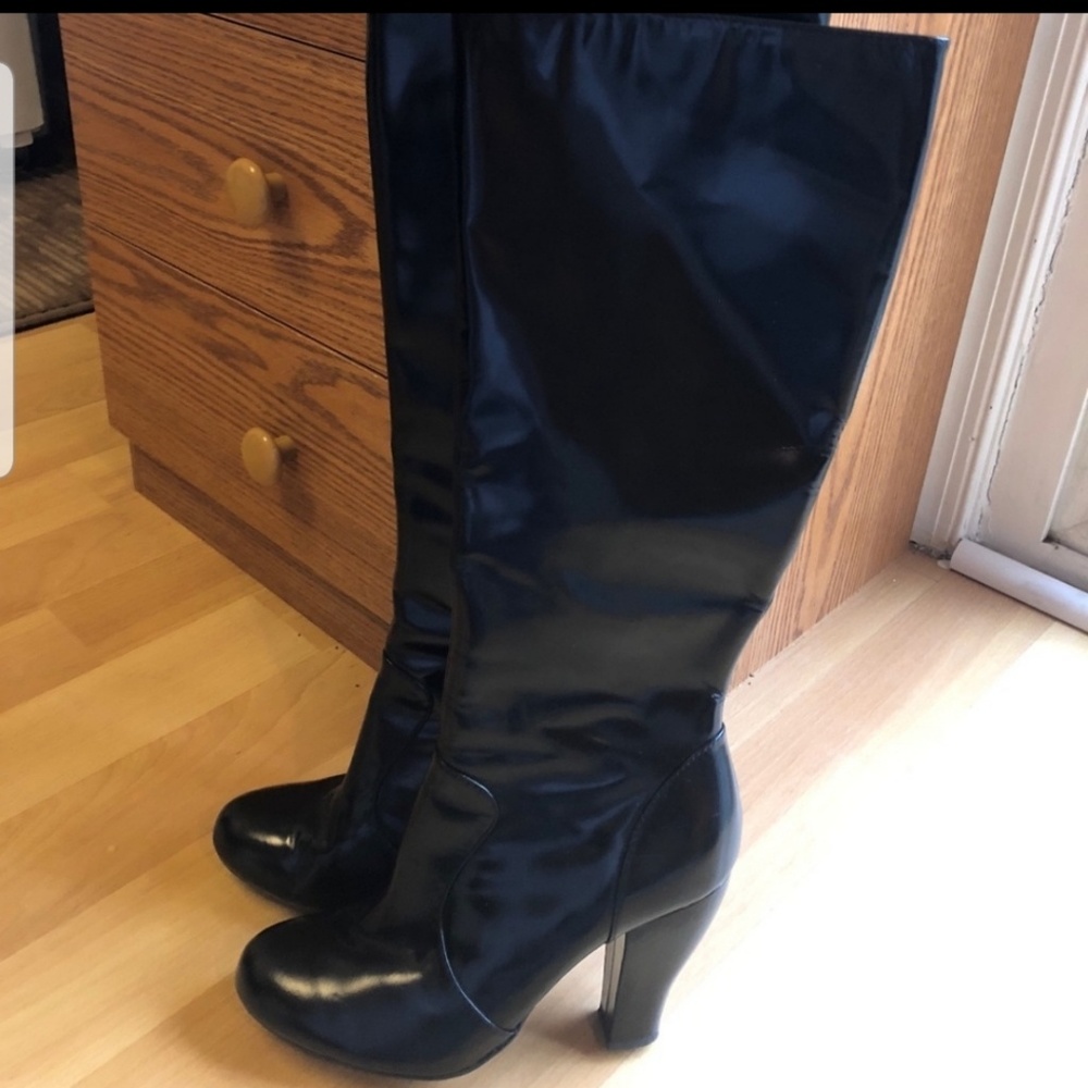 Tall born leather boots